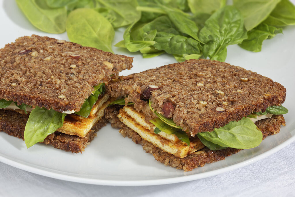 Kalt & Vegetarisch: Eiweiß-Sandwich mit knusprigem Tofu
